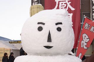 今年の雪だるまはハンサム