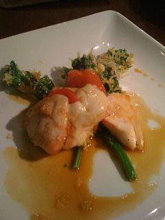 勇払産鶏とモッツアレラチーズ、トマトの重ね焼き菜花のフリットととも