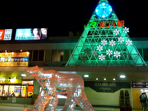 駅の真ん前でクマ出没