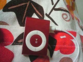 エプロンにiPod shuffle