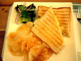 ダブルチーズとハム卵のホットサンド