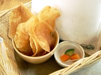 ピクルスとポテトチップがついてます