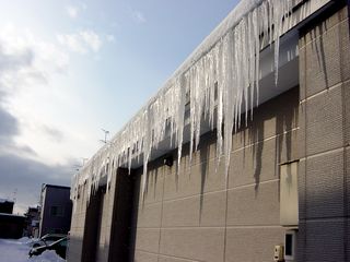 コンビニ裏のつらら